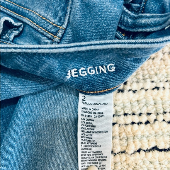 AEO Denim, American Eagle Jeggings, EUC size 2 Regular. Light Wash, Distressed! - Picture 4 of 5